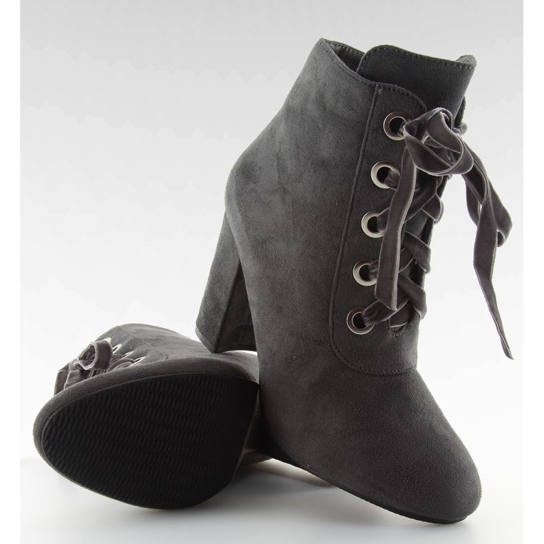 Graugraue Stiefel mit breiten Absätzen