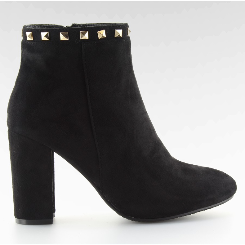 Schwarze Stiefel mit hohem Absatz und schwarzen Nieten