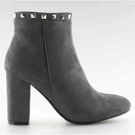 Graue und graue Stöckelschuhe mit Nieten