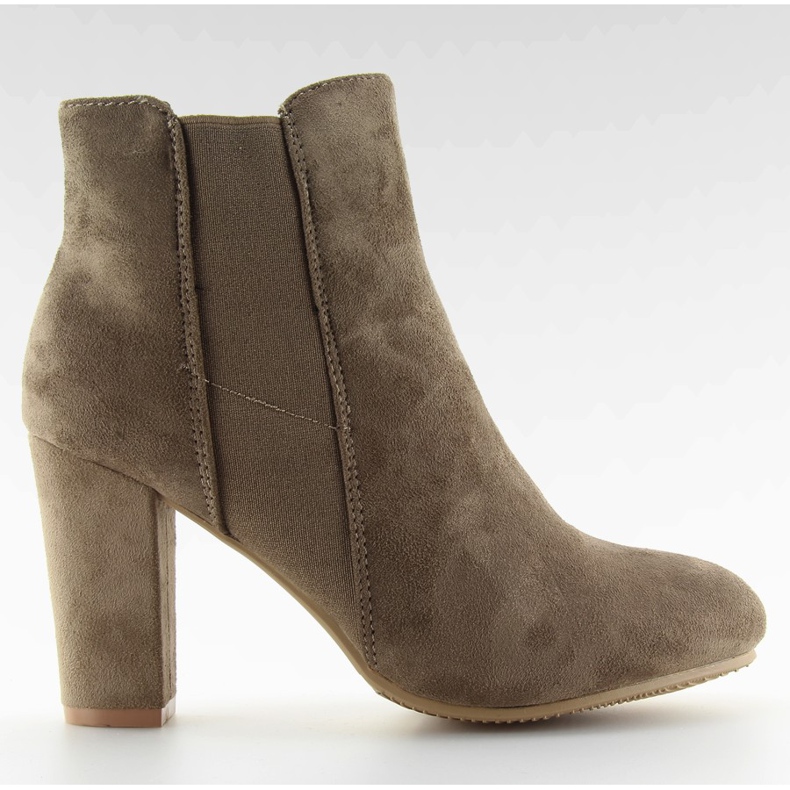 Stiefel auf Fersen beige khaki isoliert