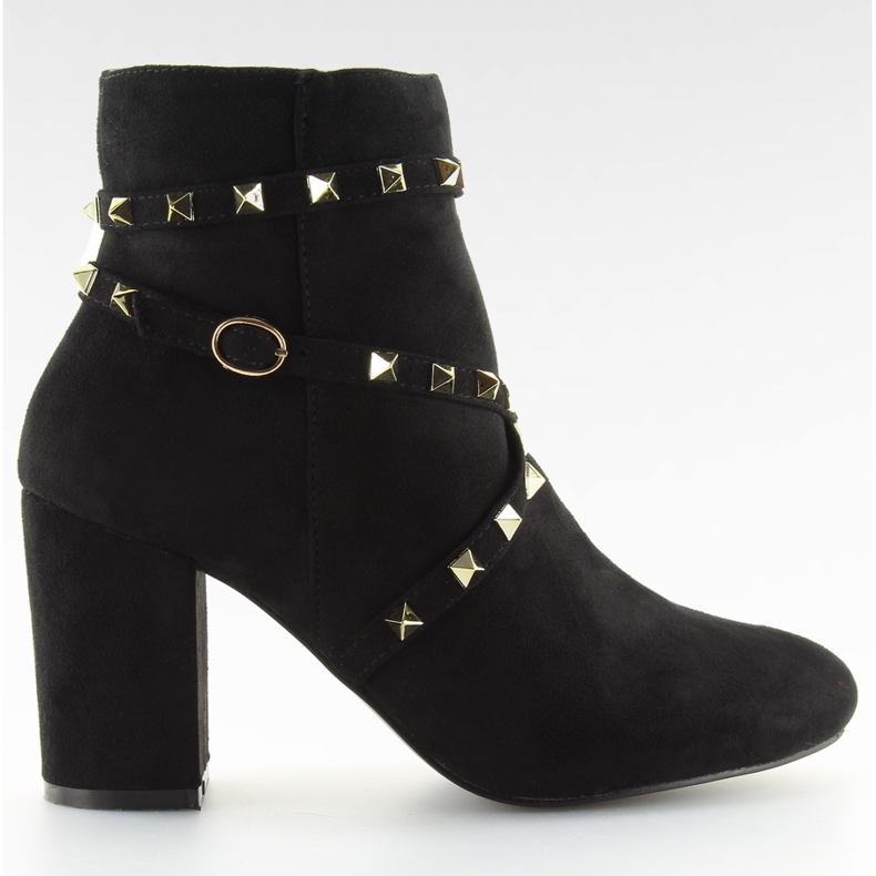 Stiefeletten mit schwarzen Nieten F-3627