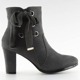 Graue Stiefel mit hohen Absätzen C100 grau