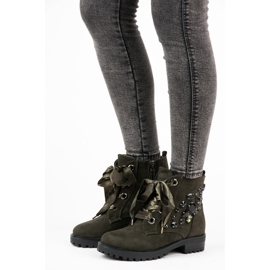 Vices Arbeitnehmer mit einem Band gebunden grün