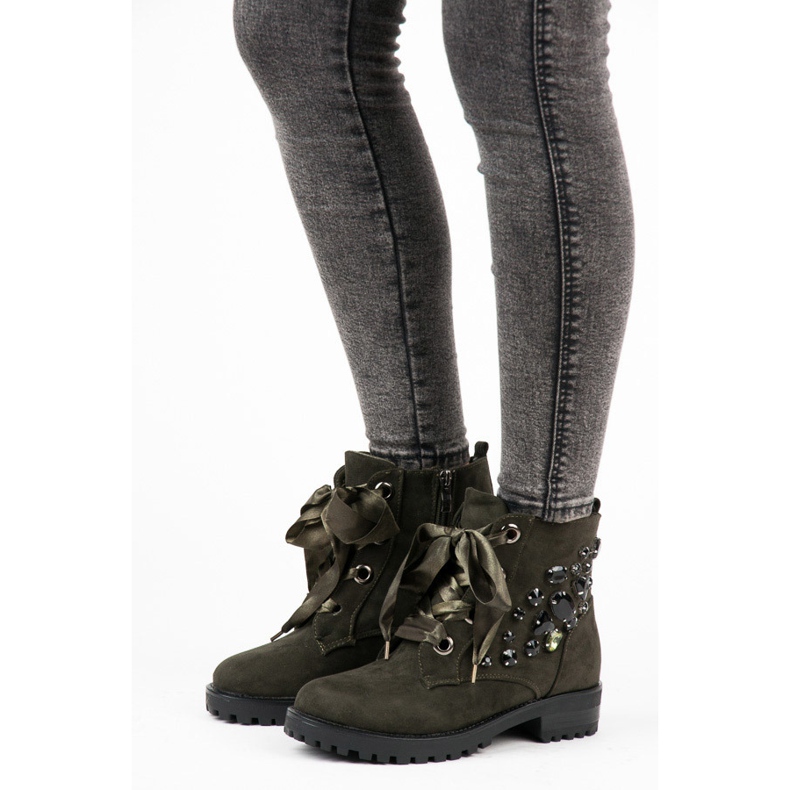 Vices Arbeitnehmer mit einem Band gebunden grün