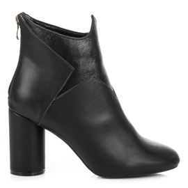 Vices Stiefel auf einem Pfosten schwarz