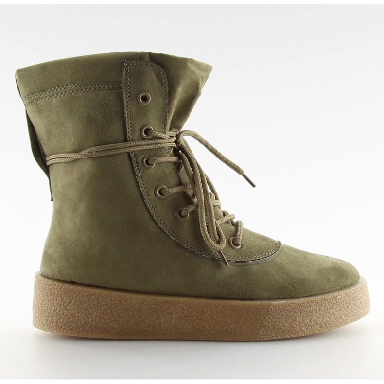 Grüne Stiefel mit hohen Sohlen