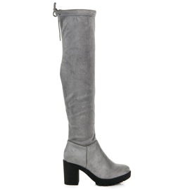 Vices Wildleder-Musketiere auf einer Säule grau