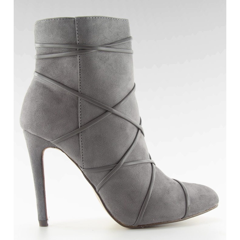 Graue graue Wildlederstiefel auf einem Stiletto-Absatz