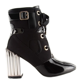 Stiefel mit schwarzem Metallic-Absatz