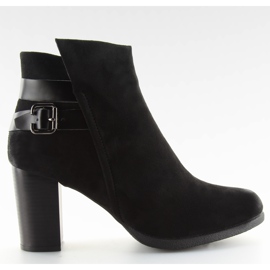 Schwarze Stiefel auf stabilem Absatz