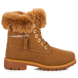 Trapper mit Pelz auf dem Oberteil braun