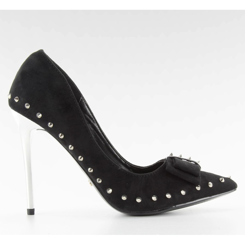 Schwarze Heels mit Nieten und schwarzer Schleife