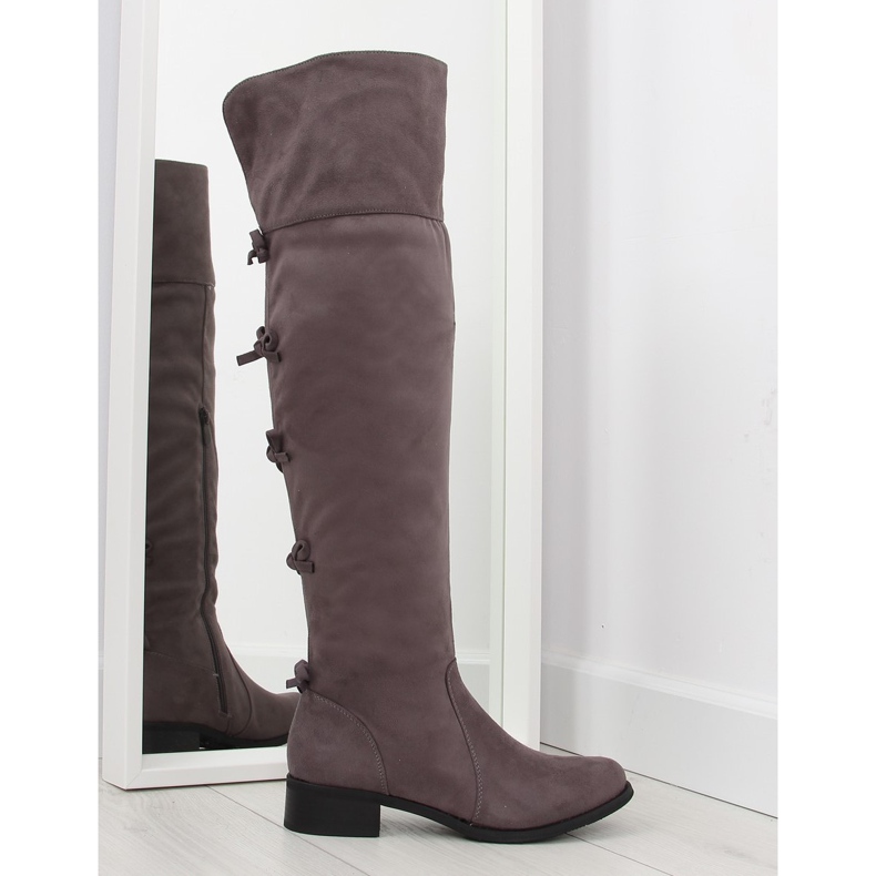 Offiziersschenkel mit grauen Bögen