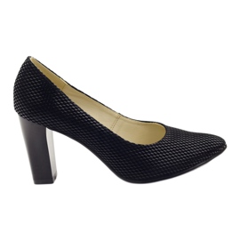 Schwarze Pumps auf einer Bar 138