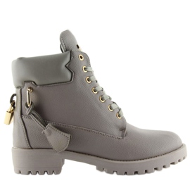 Holzstämme mit Vorhängeschloss 1302 L. GRAU