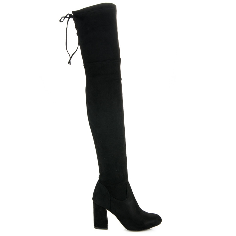 Schwarze oberschenkelhohe Stiefel an einem Pfosten