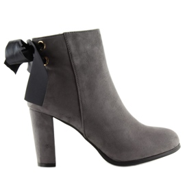 Graue Stiefel auf einem Pfosten Grau A852 Grau