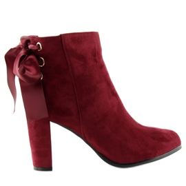 Stiefel auf dem Post Burgunder A852 Wein rot