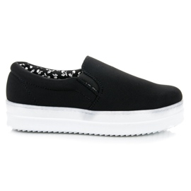 Mckeylor Schwarze Slipons auf dem Bahnsteig