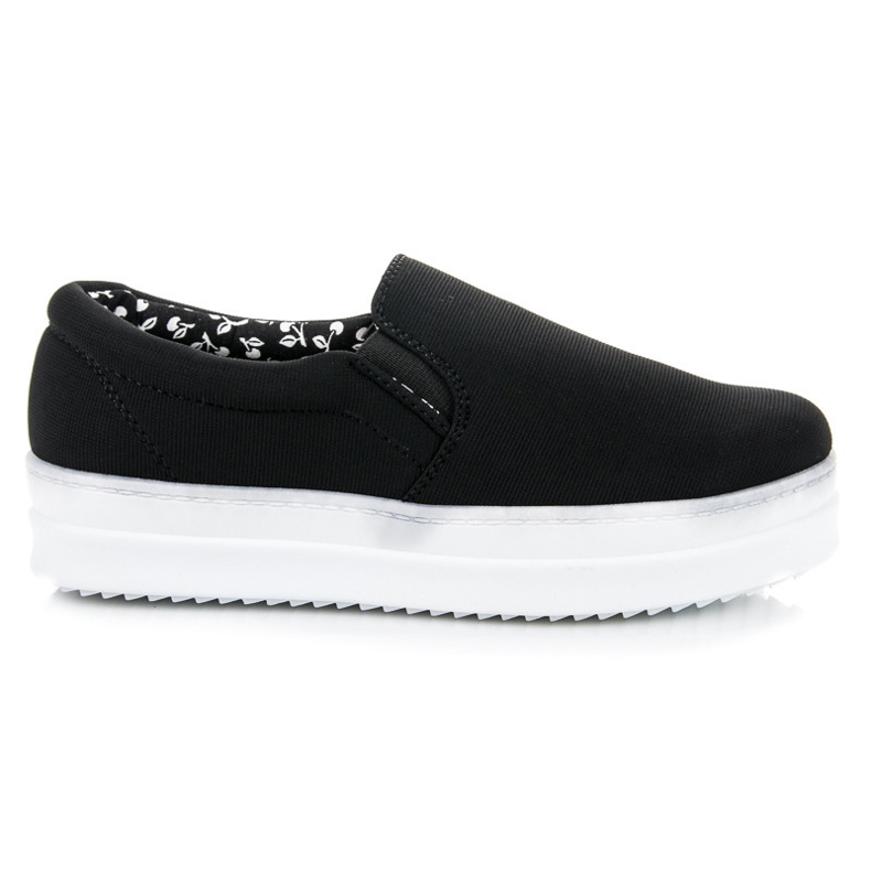 Mckeylor Schwarze Slipons auf dem Bahnsteig