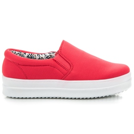 Mckeylor Rote Slipons auf dem Bahnsteig