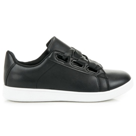 Schwarze Turnschuhe mit einem Band