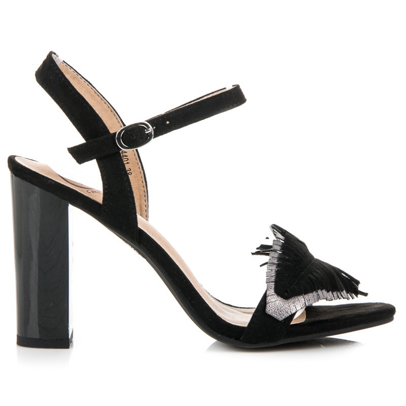 Kylie Boho Sandalen auf einer Bar schwarz