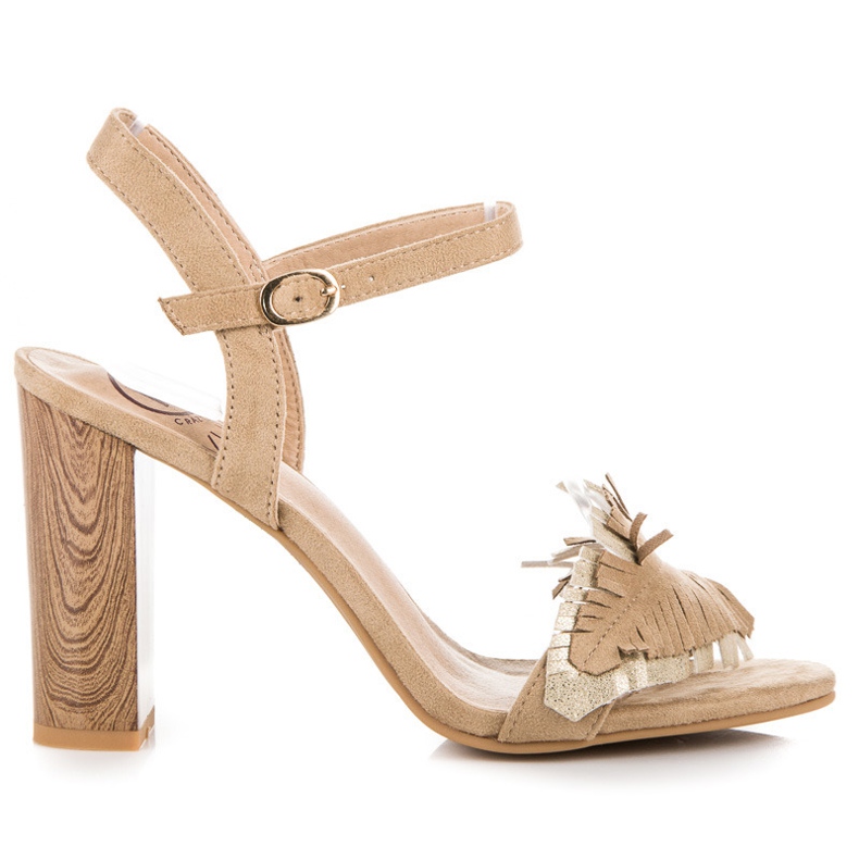 Kylie Boho Sandalen auf einer Bar braun