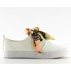 Turnschuhe, die mit einem weißen Band geschnürt sind