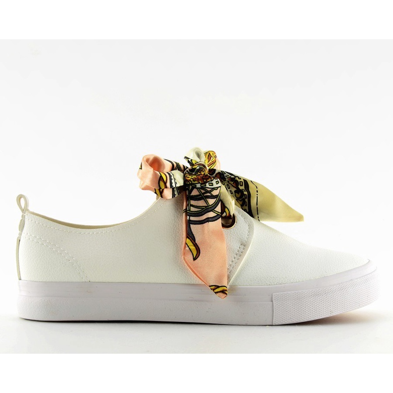 Turnschuhe, die mit einem weißen Band geschnürt sind