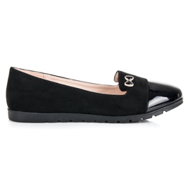 Vinceza Lordsy mit einer lackierten Zehe schwarz