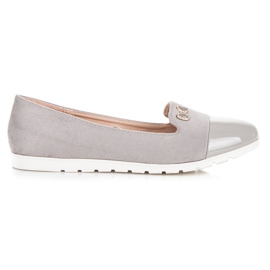 Vinceza Lordsy mit einer lackierten Zehe grau