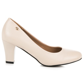 Vices Beige Pumps auf einer Säule