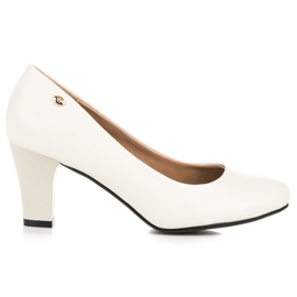 Vices Hellbeige Pumps an der Säule