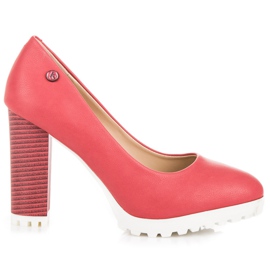 Vices Pumpen auf der Plattform rot