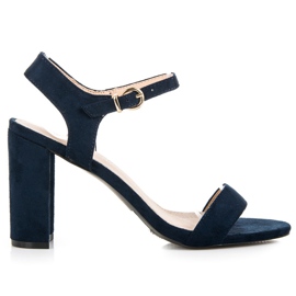 Vinceza Marineblaue Sandalen an der Post