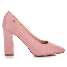 Vices Rosafarbene Pumps an der Säule