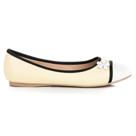 Vices Ballerina mit einer Blume gelb