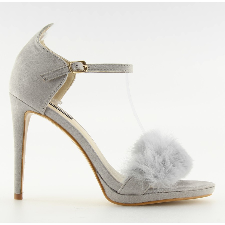 Sandalen auf einem grauen L6120 grau