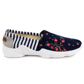 Marineblaue Slipons mit einem Muster rosa weiß