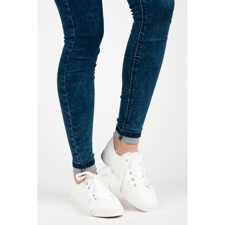 Kylie Weiße Turnschuhe Mit Einem Band Gebunden