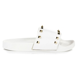 Weiße Pantoffeln mit Strasssteinen