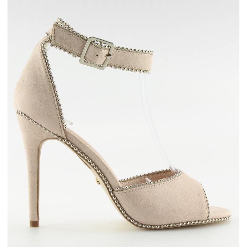 Elegante Sandalen auf einem beigen beigen Stiletto-Absatz