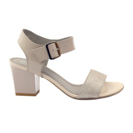 Auf dem Pfosten Edeo 3184 lackierte Sandalen beige