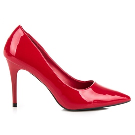 Lackierte Pumps an einer Nadel rot