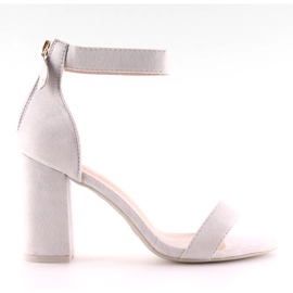 Graugraue Sandalen über breiten Absätzen