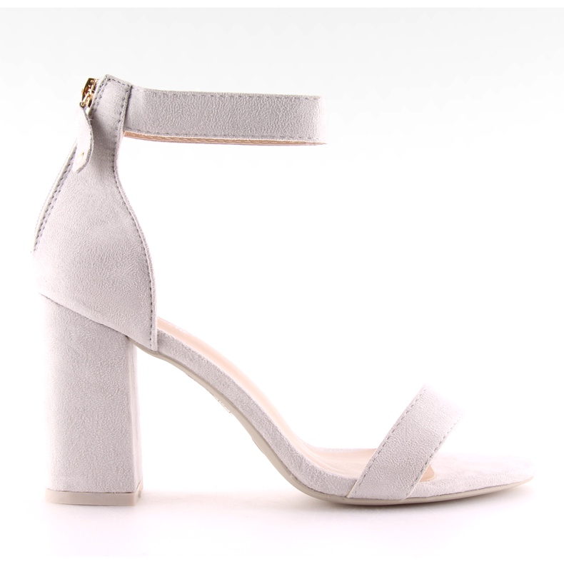 Graugraue Sandalen über breiten Absätzen