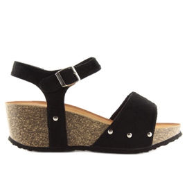 Schwarze Sandalen auf einer schwarzen Korksohle