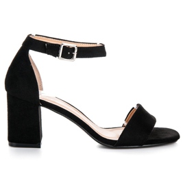 Schwarze Sandalen auf einer Bar VINCEZA