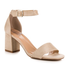 Beige Sandalen an einem Vinceza-Pfosten